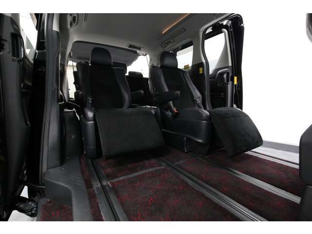 【リラックスキャプテンシート】超ロングスライド/横スライド/オットマン/角度調整式アームレストが装備♪超ロングスライドは感動するくらい足元広々★大切な方を2列目に乗せて快適な移動空間を確保出来ます！！