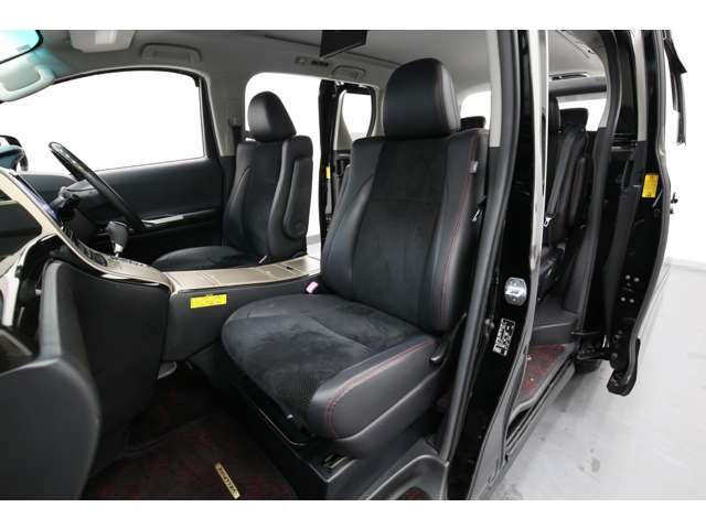 店内併設のキッズルームには絵本やブロック、塗り絵にままごとキッチン、YouTube等でアニメや映画等見られるTVも完備していますよ♪お子様連れでも、安心してお車をお選びいただけます。