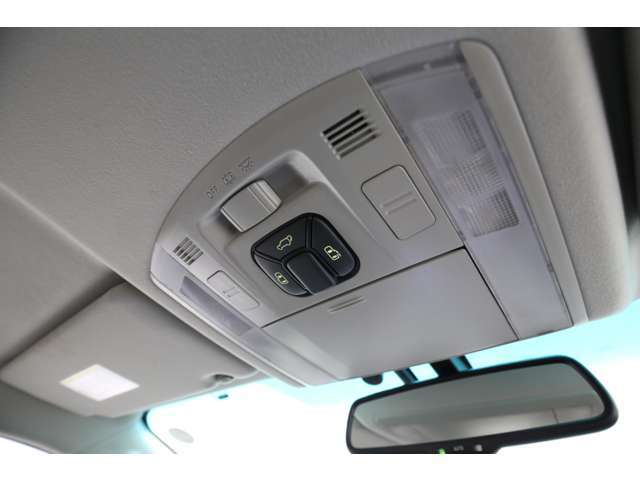 【両側電動パワースライドドア/パワーバックドア】ワンタッチで簡単に開閉できるスイッチを採用♪スマートキーを携帯しているだけでワンタッチでドアの開閉も可能です★荷物を抱えている時など非常に便利です！！