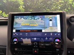 【パノラミックビューモニター】専用のカメラにより、上から見下ろしたような視点で360度クルマの周囲を確認することができます☆死角部分も確認しやすく、狭い場所での切り返しや駐車もスムーズに行えます。