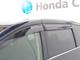 車内の空気の入れ替えだけでなく、雨天時の雨の入り込みや紫外線防止にも役立つドアバイザー装着済みです。