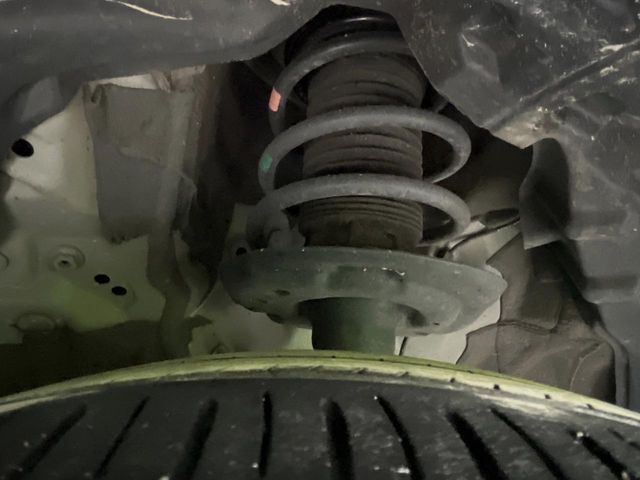 お車を安心してお乗りいただく為には、足回りの定期点検が欠かせません。サービスサポート（有償保証）では無料点検もご提供しており、安心のカーライフをお過ごしいただけるサポート体制が整っています。