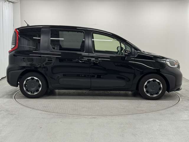 【主要装備】ディスプレイオーディオプラス　パノラミックビューモニター　ACコンセント　レーダークルーズコントロール　5人乗り仕様　衝突軽減ブレーキ　誤発信抑制機能　車線逸脱警報　両側電動スライドドア★