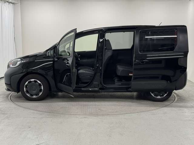 【主要装備】ディスプレイオーディオプラス　パノラミックビューモニター　ACコンセント　レーダークルーズコントロール　5人乗り仕様　衝突軽減ブレーキ　誤発信抑制機能　車線逸脱警報　両側電動スライドドア★