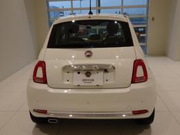 テールレンズは縦長のドーナツ型で、真ん中の部分はボディと同色になっています。