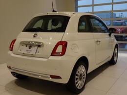 丸みを帯びてスーッと伸びるルーフラインがサイドに柔らかい印象を与えます。