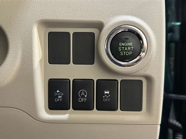 スマートキーです。プッシュボタンでエンジンをかけるタイプです。アイドリングストップ機能付いています。