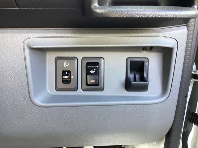【シートヒーター】寒い季節の味方！エアコンより素早く暖まるので、出発してすぐ車内の寒さを和らげます