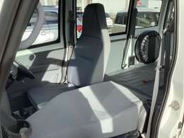 運転者にとっては日々使用することとなる運転席です。運転席が快適だと運転に集中することができますね。