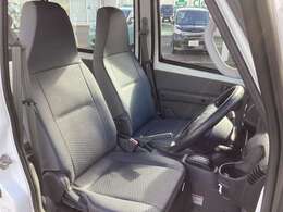 運転席シートはスライドOK★グレーの内装色は汚れが目立ちにくくオススメです