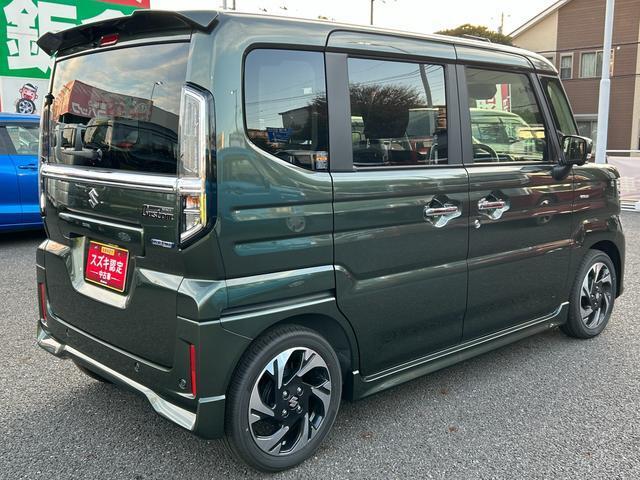 クールカーキパールメタリック色のお車です。