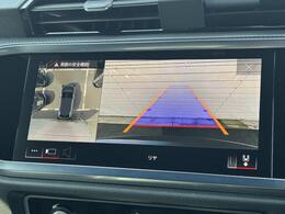 サラウンドビューカメラ『車両の4つのカメラから得た映像を合成し、上空から眺めているような映像をモニターに映し出します。車両周辺の歩行者や障害物などの発見に役立ちます。』