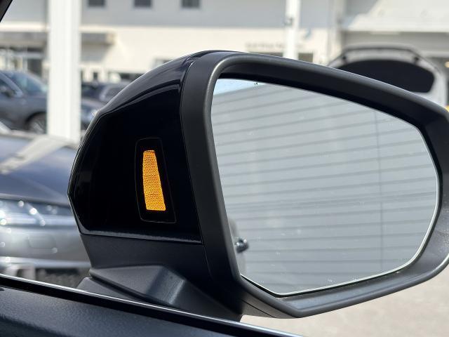 アウディサイドアシスト『後方の死角を並走する車両を検知しドアミラーの内側のLEDが点灯。ドライバーに注意を促し事故を未然に防ぐシステムです。』