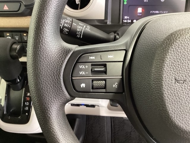 ステアリングにオーディオ操作スイッチが付いています。オーディオ画面に直接タッチしなくても操作が出来ますので、運転に集中できます。
