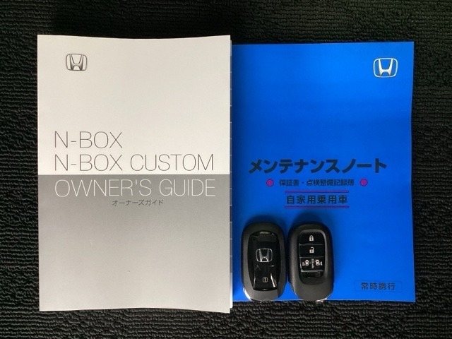 スマートキーは鍵をバッグに入れたままでもドアロックの開閉やエンジンのON・OFFができます。夜間や雨の日も鍵を探さなくて良いので便利です。