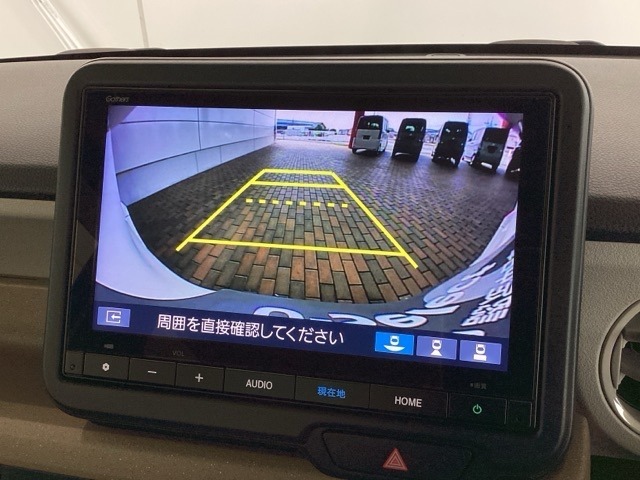 リバースギアに入れるだけで後方の表示へ切り替わります。夜間や雨の日の駐車も楽になりますよ。