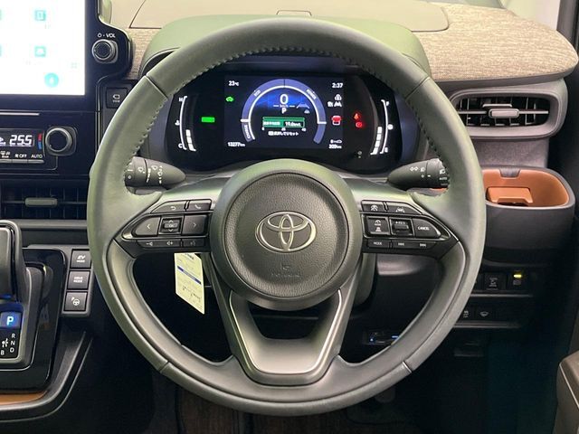 【純正革巻きステアリング】上質な革を使用することで、手にしっかり馴染みとても運転しやすいハンドルです♪