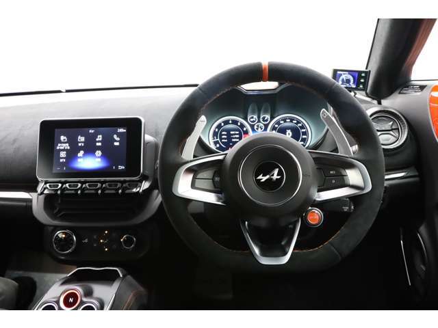 A110の運転席はドライバーの心をくすぶるようなカッコ良い空間となっており、カードキーを助手席のグローブボックスに挿入することでイグニッションがオンになる珍しいです。