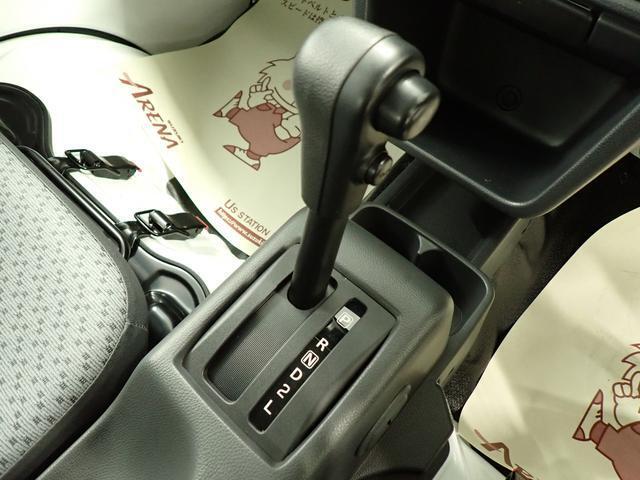大きなヘッドで操作しやすい　フロアシフトを装備しています。