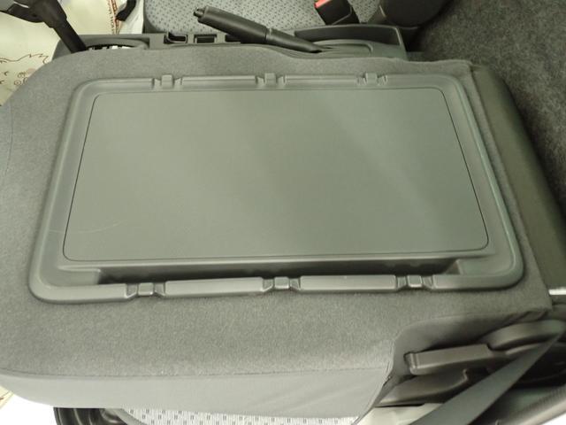 大きなヘッドで操作しやすい　フロアシフトを装備しています。