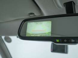 バックミラー内にバックカメラ映像が写り、駐車のサポートをいたします♪