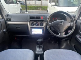 シンプルですっきりとした運転席周りです。