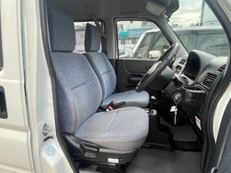 体を包み込む形のシートなので、長時間運転しても疲れません。