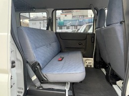 後席シートは簡単操作で倒す事が出来ます。