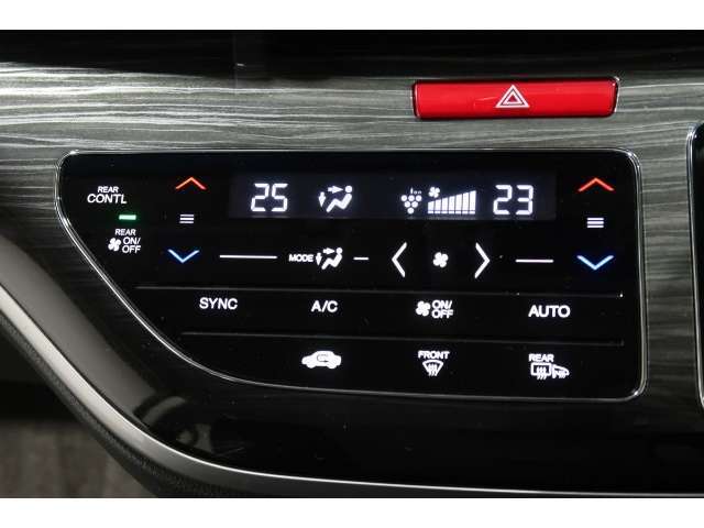 オートエアコンは左右席で独立温度コントロールが可能です。運転席はキンキンに冷やして助手席はマイルドにと言った設定が可能です☆暑さ寒さでケンカすることもなくなりますね♪