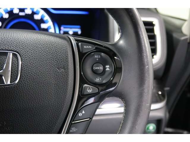 Hondaセンシングの機能のひとつ、アダプティブクルーズコントロール付！アクセルから足を離しても設定したスピードと前車との車間を保ち走行してくれます！車線維持もアシスト☆高速道路で疲労軽減ですね☆