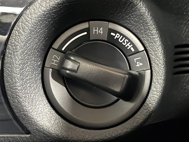 【トランスファースイッチ/トランスファーレバー（4WD）】通常は2WDで走行し、悪路や雪道など滑りやすい路面でのみ4WDに切り替えることができます！