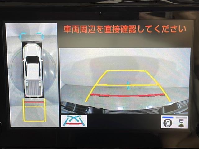 【パノラミックビューモニター】クルマを真上から見下ろした視点で駐車をサポートします！クルマの斜め後ろや真横など、いち早く障害物に気が付くことができます。