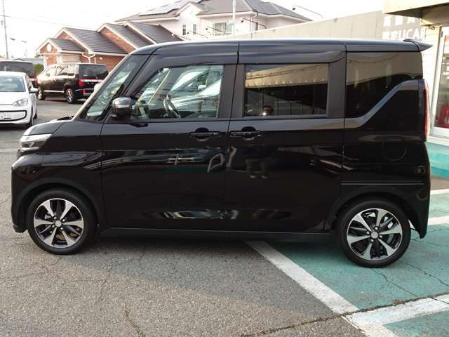 狭いところでも乗り降りしやすい電動スライドドア！