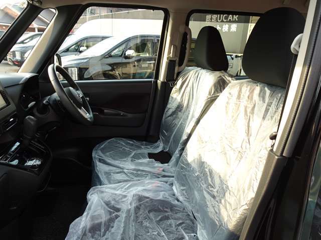 肘掛け付きでゆったりくつろげるベンチシート