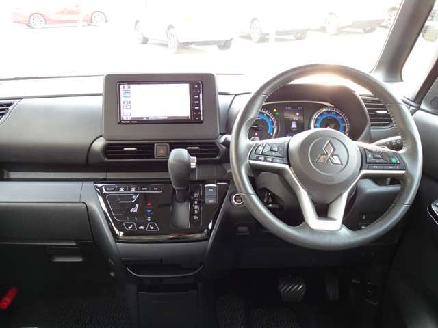 広々視界で開放感に優れ、操作しやすいインパネ周り。