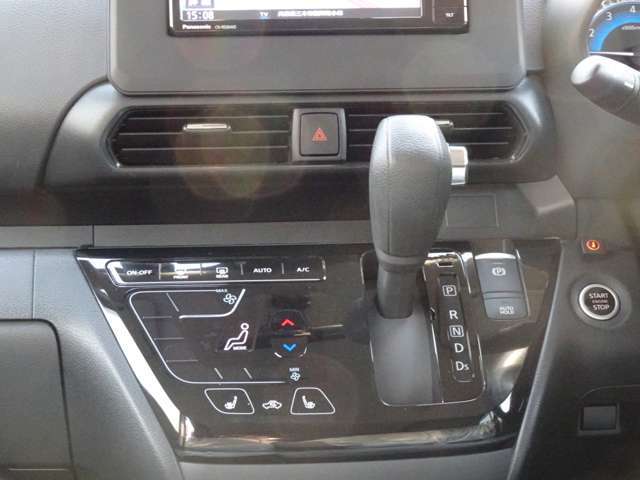 見やすく使いやすいタッチパネル式フルオートエアコン