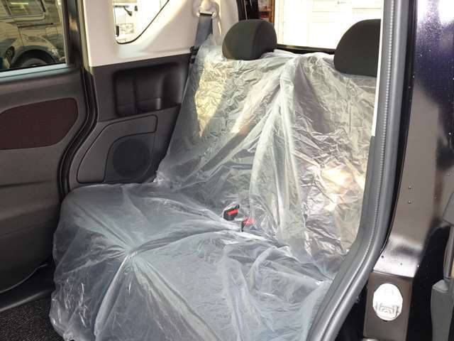 左右独立して前後スライド、背もたれ調整、そして折り畳み可能な賢い後席