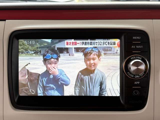テレビを視聴することが出来ますので、遠出する際に同乗者も退屈することなくお乗り頂けます♪お子様がいらっしゃるご家族の方にももってこいの装備となっております♪