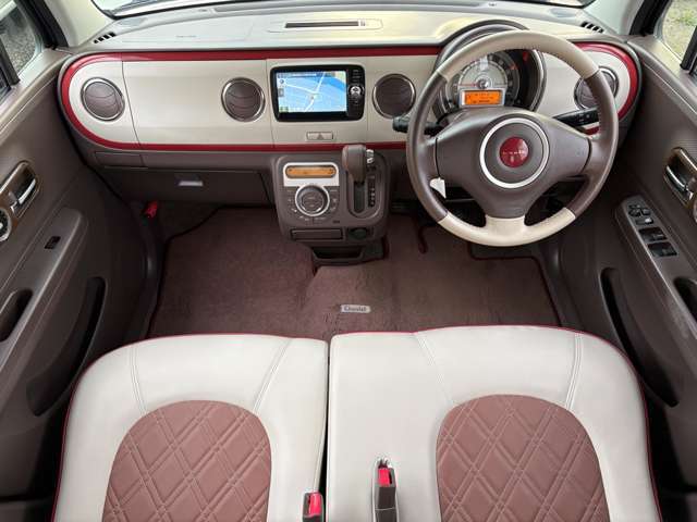 車内はご覧の通り清潔感のある室内でございます♪スイッチ類などもシンプルな操作のしやすいものですので機械が苦手な方でも安心ですね♪もちろん禁煙車なので煙草の匂いや焦げ跡はございません♪