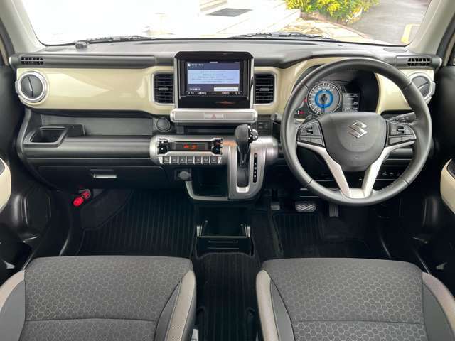 【インパネ】シンプルでスタイリッシュな操作性の良い運転席です。アイポイントが高く見切りも良いので運転しやすいです。