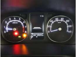 とっても見やすいメーターです。夜間時はラグジュアリーな気分にさせてくれる照明が魅力ですので、夜のドライブも楽しみになりますよ♪