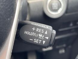 【レーダークルーズコントロール】高速道路での長距離走行が楽に！！自動で速度を保つクルーズコントロールが、衝突軽減システムと連携し、前方の車両を感知して車間を保つように速度調節してくれます！！