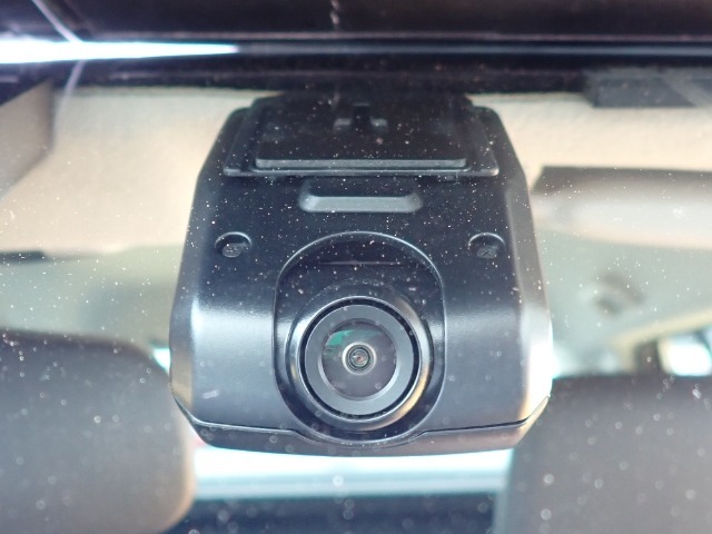 ◆【ドライブレコーダー】映像・音声などを記録する自動車用の装置です。もしもの事故の際の記録はもちろん、旅行の際の思い出としてドライブの映像を楽しむことができます。