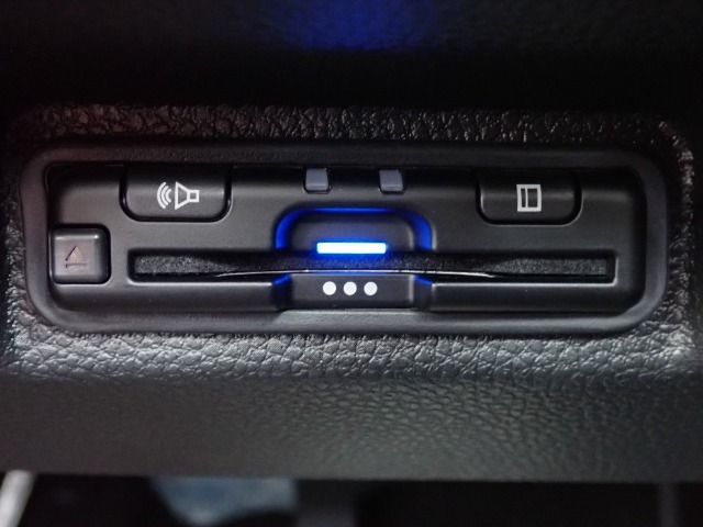 ■【ETC車載器】が装備されています。セットアップをしてお渡しとなり、ETCカードを差し込むだけで高速道路の利用が可能です。