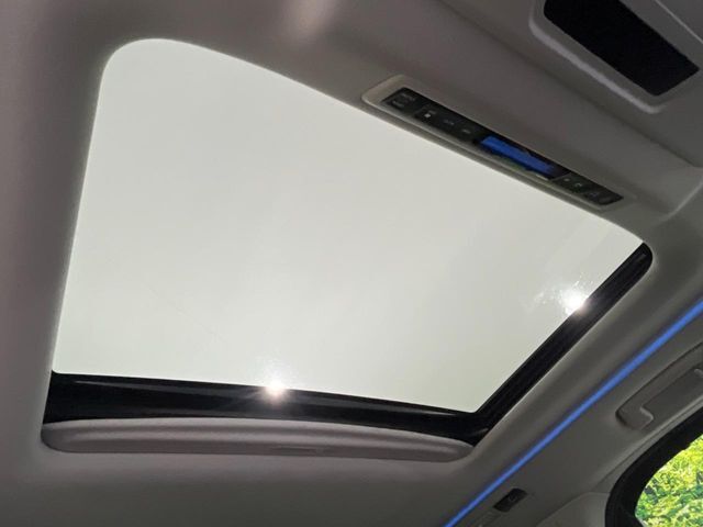 【サンルーフ】開放感たっぷりの希少装備、サンルーフが装着されています！車内に明かりを取り入れたり景色を楽しむ以外にも、車内の空気も簡単に換気できて快適です！