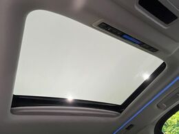 【サンルーフ】開放感たっぷりの希少装備、サンルーフが装着されています！車内に明かりを取り入れたり景色を楽しむ以外にも、車内の空気も簡単に換気できて快適です！