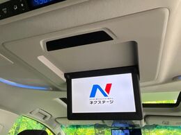 【フリップダウンモニター】大画面モニターで後席でもエンタメをお楽しみいただけます。小さなお子様にも大人気の装備です♪