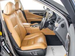 人気の本革シート付きです！！本革が装備されるだけで高級感が増します！