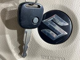 【キーレス】少し離れた場所からでもボタン一つでドアの開錠・施錠ができるのでとっても便利！ドアの鍵穴周りに傷をつけることもありません♪