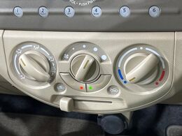 寒い冬も暑い夏も全席に快適な空調を届けてくれる、ダイヤル式エアコンを装備♪